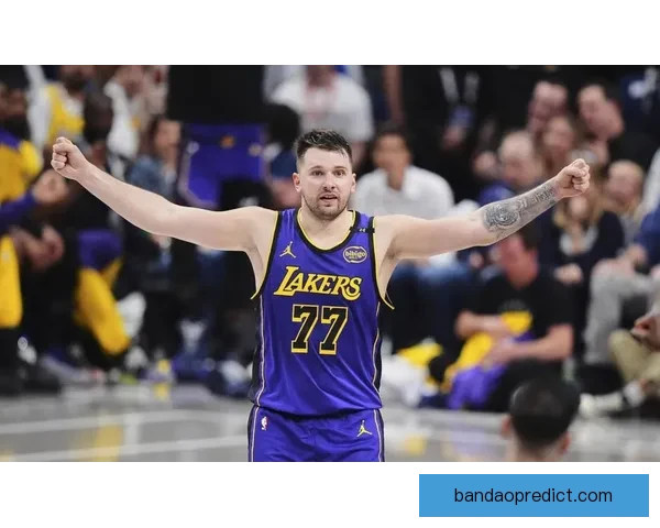 范德比尔特调侃东契奇穿衣走秀 逼穿自家球衣戴金链展现时尚感