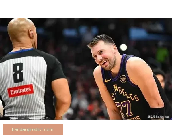 范德比尔特调侃东契奇穿衣走秀 逼穿自家球衣戴金链展现时尚感